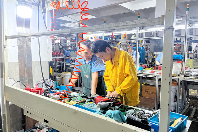 Die Fertigungsanlagen zeigt eine Vielzahl von Elektrowerkzeugen, darunter Abbruchhämmer, Rotary -Hämmer und Jack -Hämmer, sowohl neben Wechselstrom- als auch kordless -Modellen.